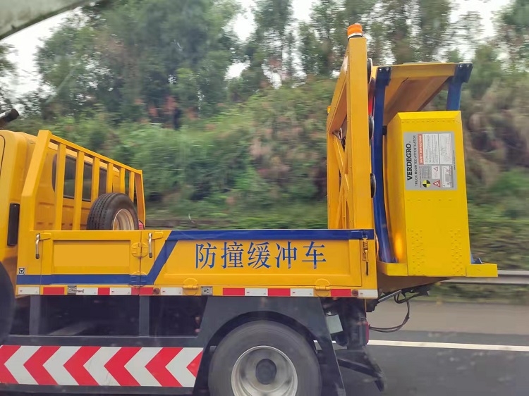 防撞車，防撞緩沖車